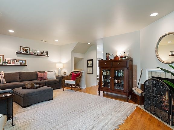 3rd image of 753 W Dickens Ave