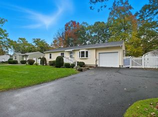 221 Glenoak Dr, Springfield, MA 01129