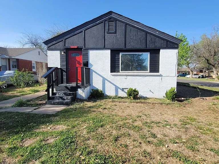 555 E Harmon Dr — Photo 1