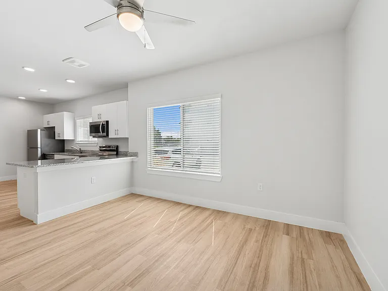 Ensign Apartments — Photo 27