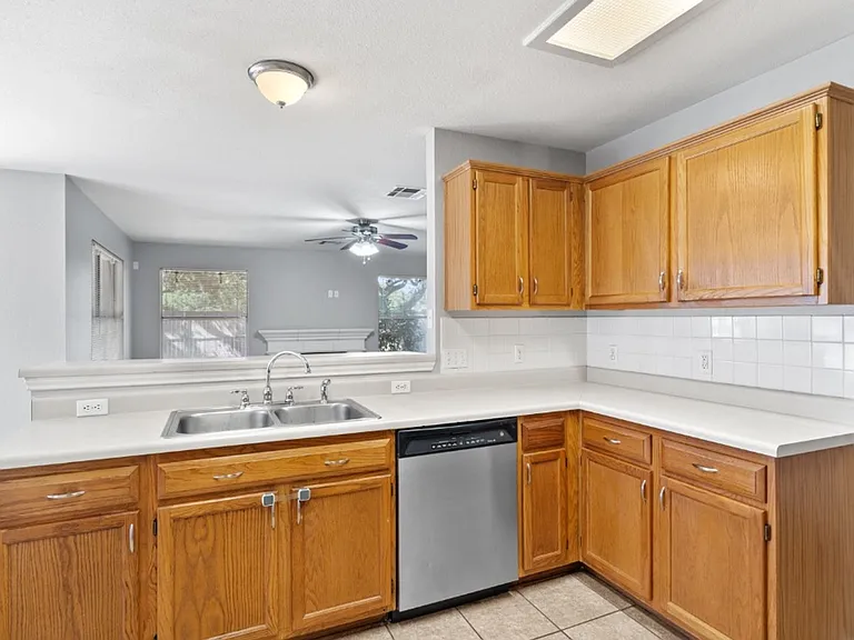 1514 Royce Ln — Photo 7