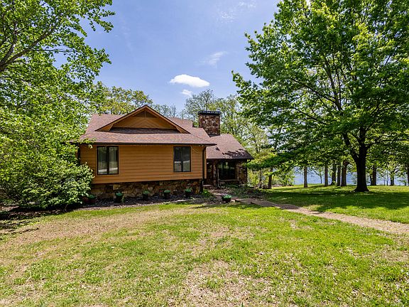 3rd image of 17759 Woods Dr