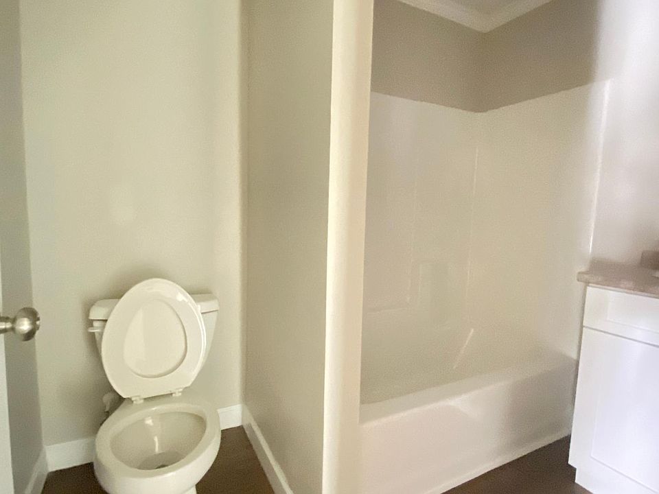 1st image of 1552 W 26th St