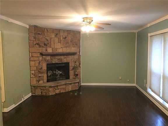 2nd image of 2111 Willow Ln
