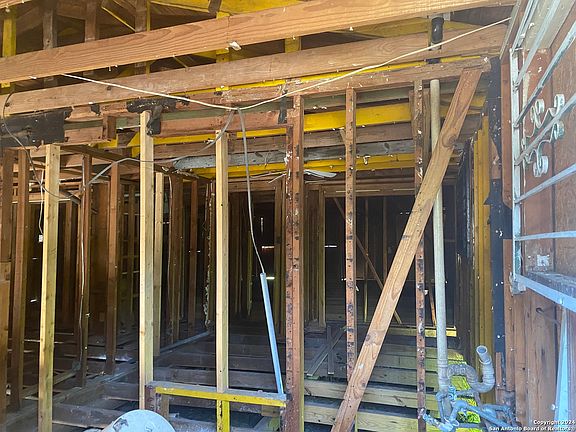 3rd image of 1402 W SOUTHCROSS BLVD