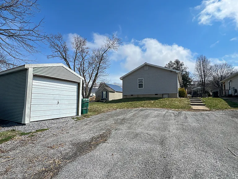 1451 N Delphine Ave — Photo 23
