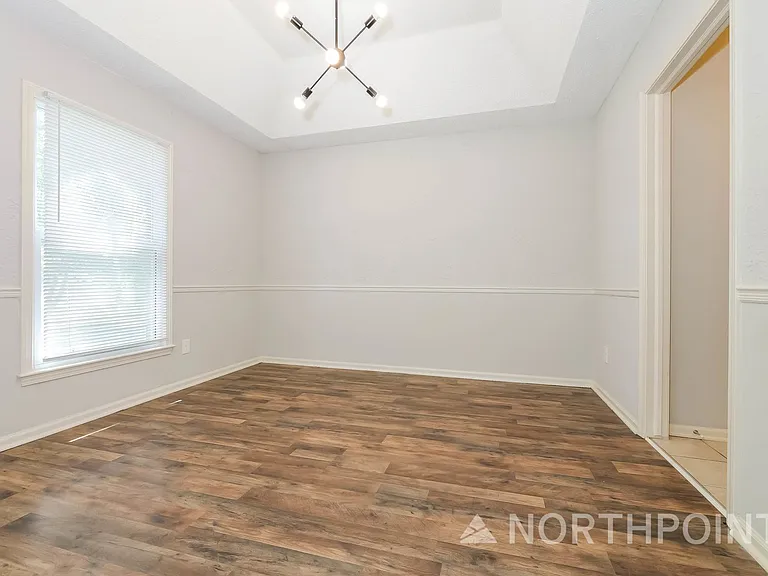 304 Johnston Dr — Photo 3