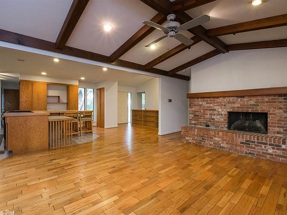 3rd image of 3218 Summit Ct