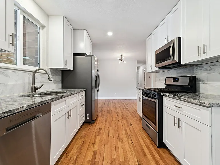 1631 S Allison St — Photo 11