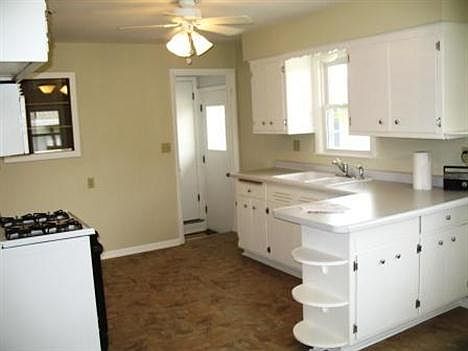 3rd image of 2222 W Edgerton Ave