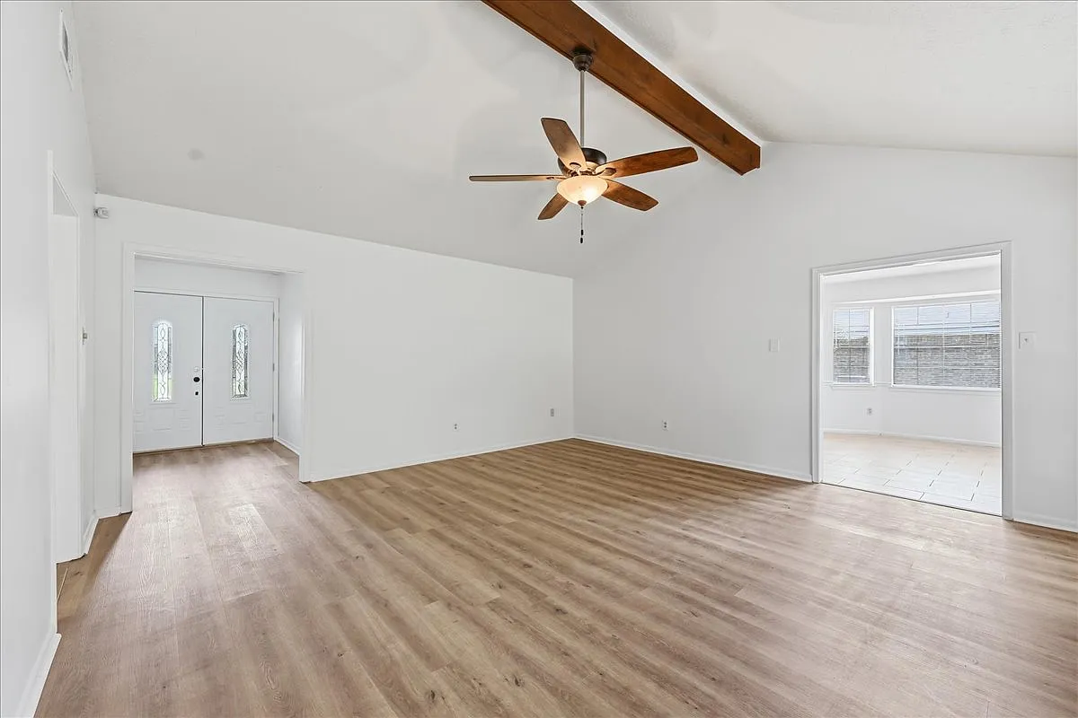 4 bed, 2.5 bath, 2034 sqft, $2,500 — Photo 3