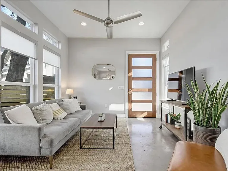2709 E 3rd St #2 — Photo 7