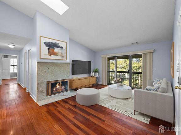 4th image of 440 Danbury Ln