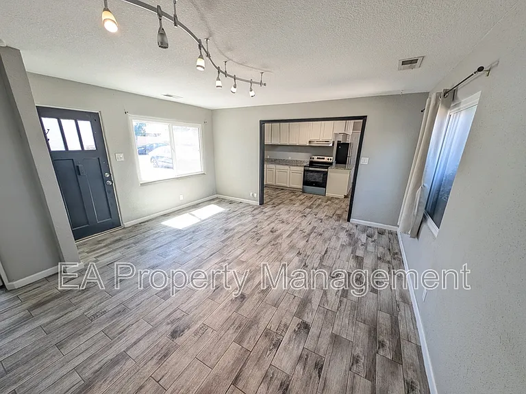 2913 Jefferson St NE — Photo 4