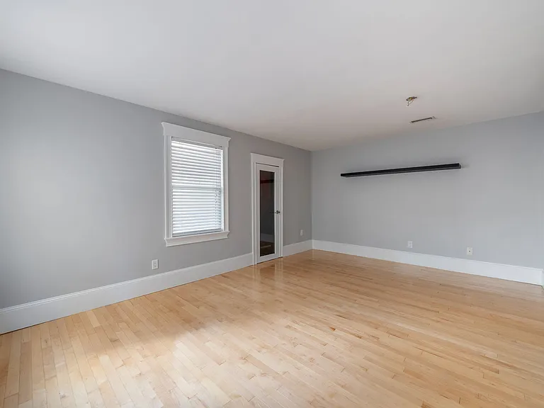 618-620 E 3rd St #1 — Photo 20