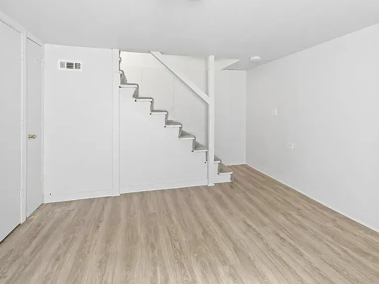 112 Surrey Dr — Photo 10