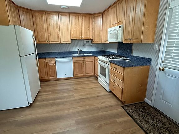 3rd image of 109 S Navarra Dr