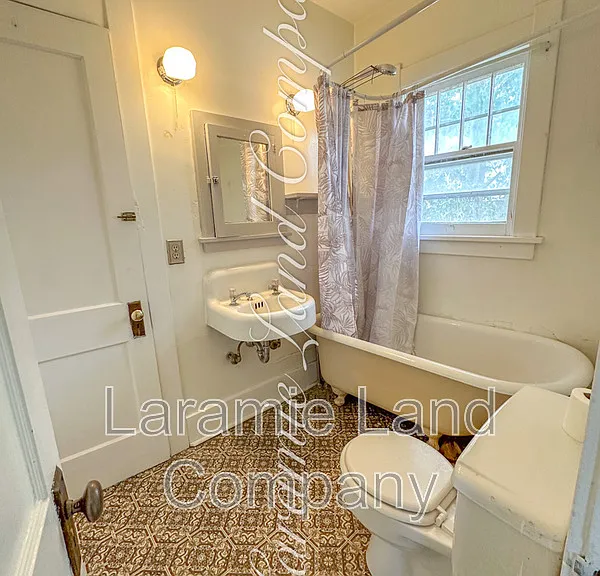 817 E University Ave — Photo 5