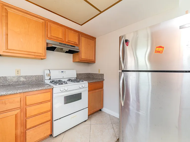 2400 S Ridgewood Dr #3 — Photo 4