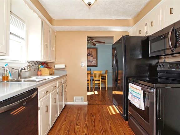 5th image of 376 E 324th St