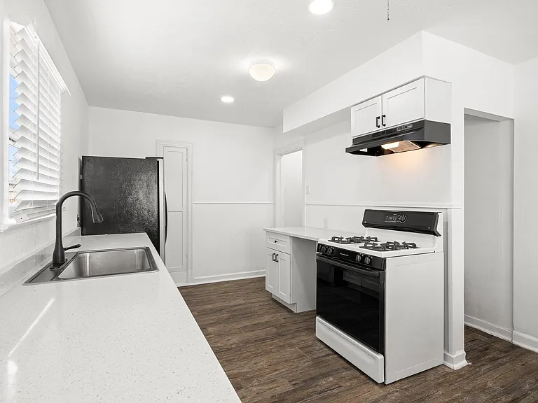 612 W 5th St — Photo 10