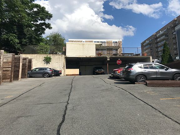 5th image of 399 N Broadway