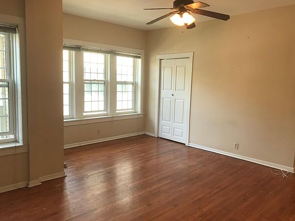 3rd image of 4310 N Clarendon Ave APT 1032