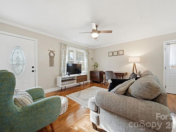 3rd image of 1437 Oak Hill Dr