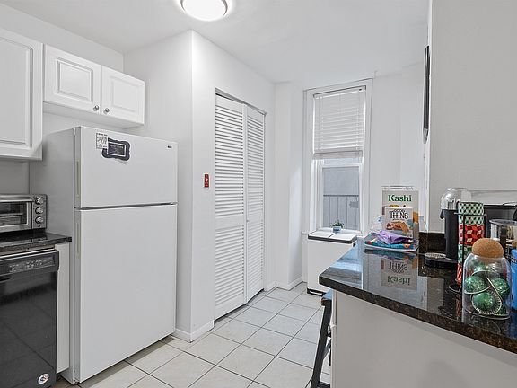 4th image of 1038 Willow Ave APT 3