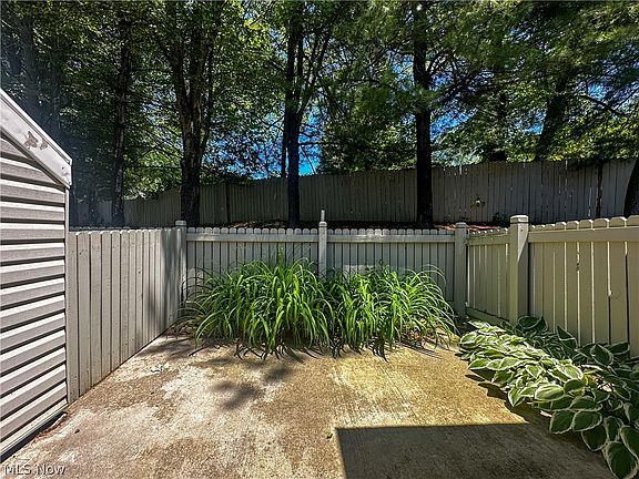 4th image of 7 Woodland Chase Blvd