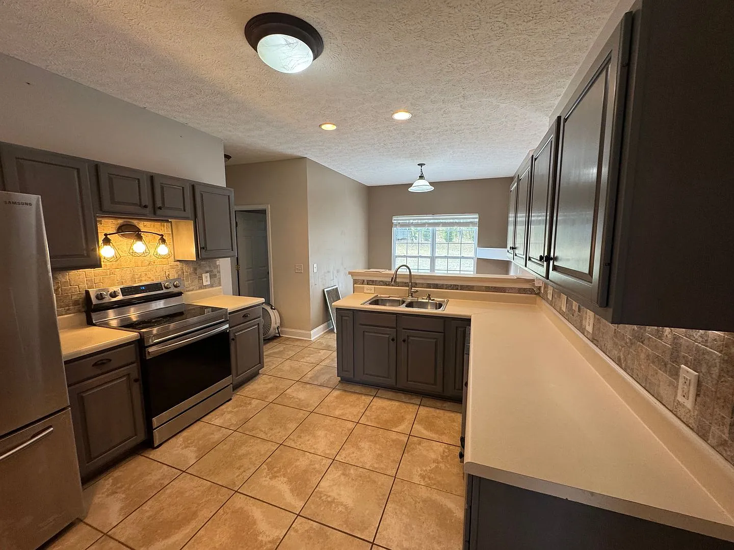G Team - For Lease- 3 Bed 2 Bath — Photo 2