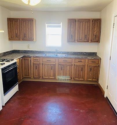3rd image of 219 E Blacklidge Dr