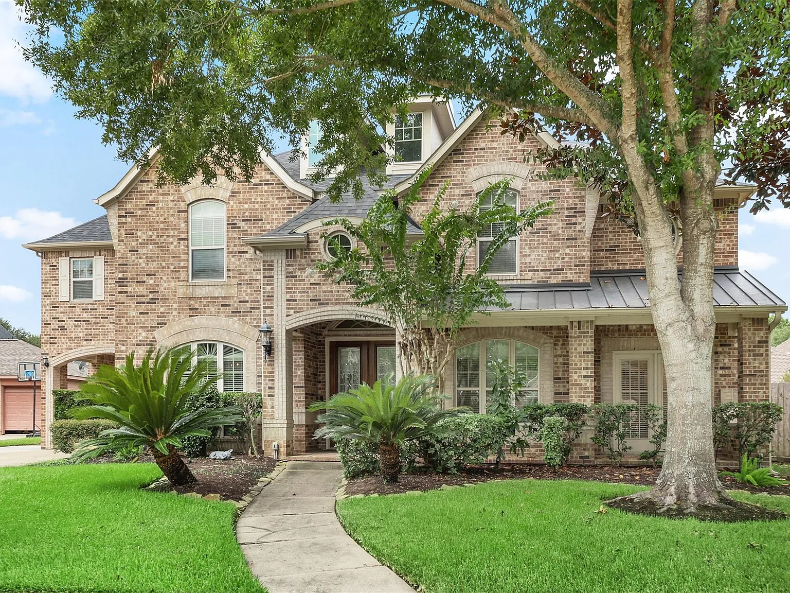 5 bed, 4.0 bath, 3990 sqft, $4,500 — Photo 3