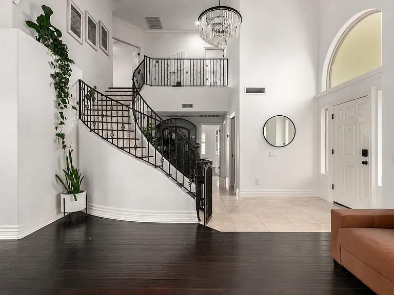 2026 E Cortez Dr — Photo 2