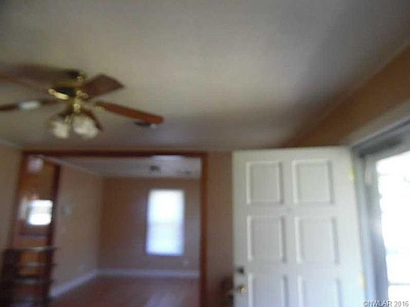 3rd image of 2915 Amelia Ave