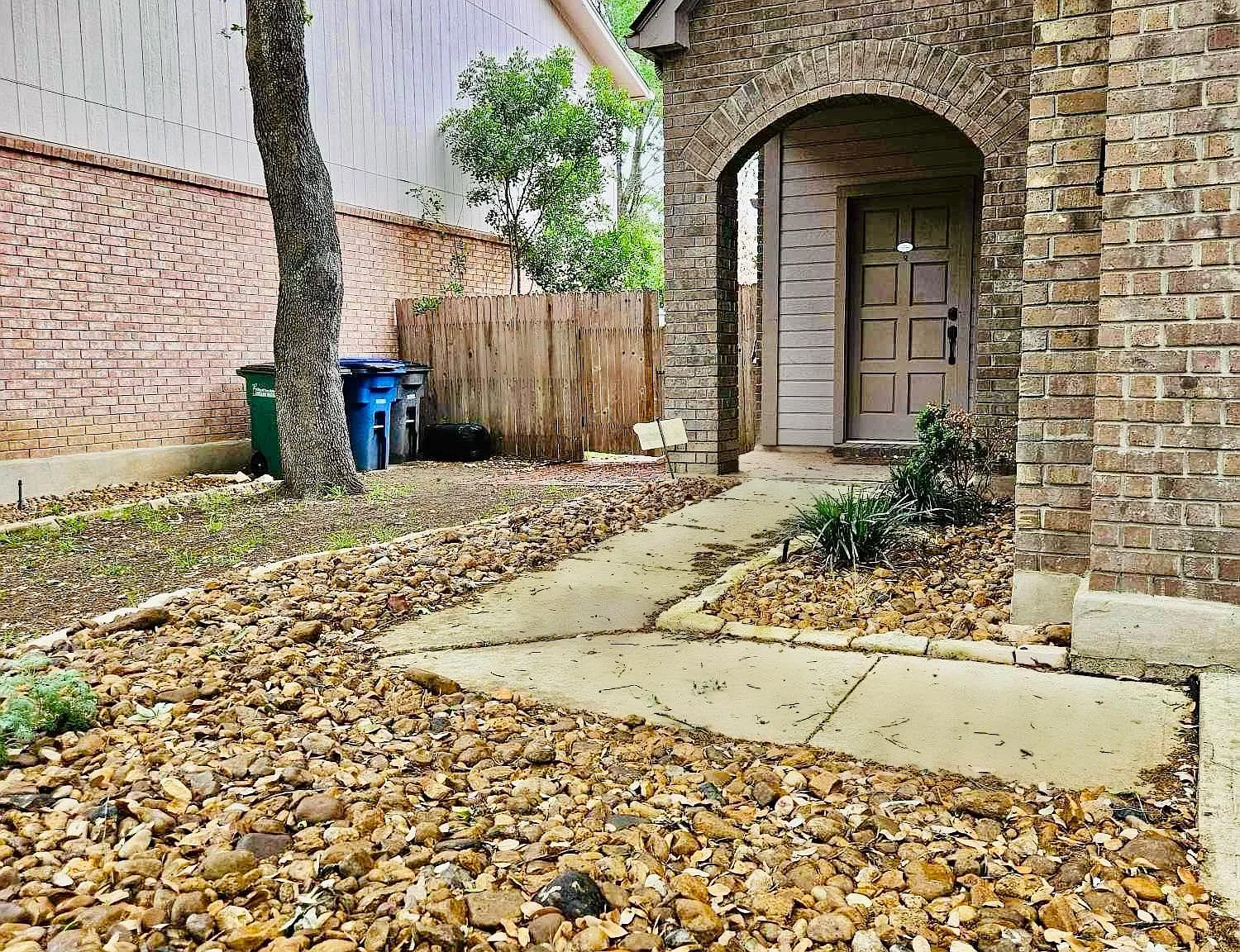 4 bed, 2.5 bath, 1758 sqft, $2,300 — Photo 3