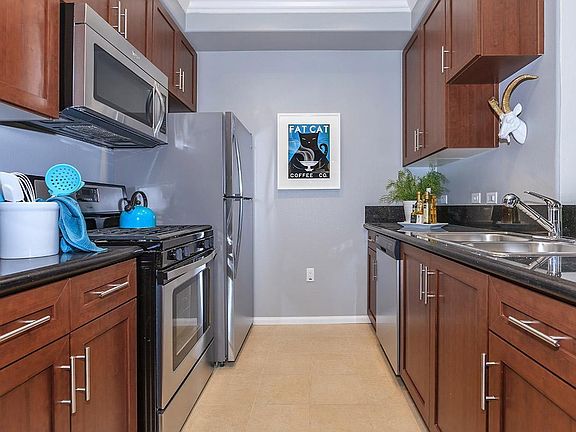 4th image of 1027 S Broadway