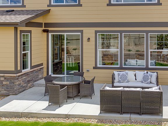 Mountain s Edge - Model Home 4020 - Porch