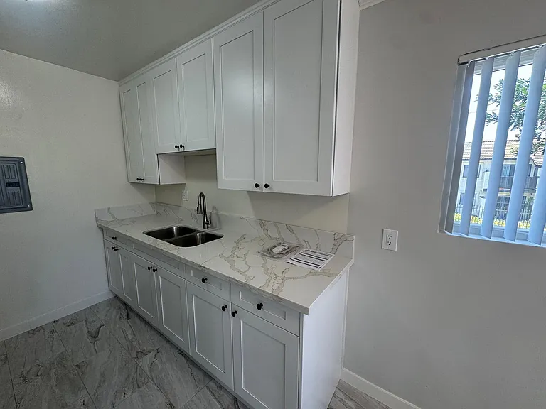 1505 E Kay St #4 — Photo 7