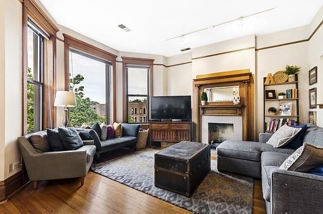 1st image of 4011 N Kenmore Ave #301W