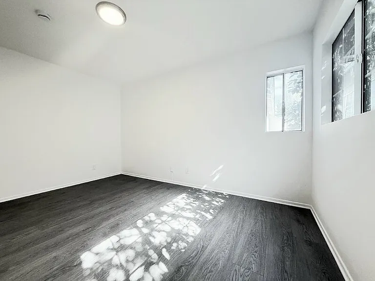 10565 Camarillo St — Photo 10