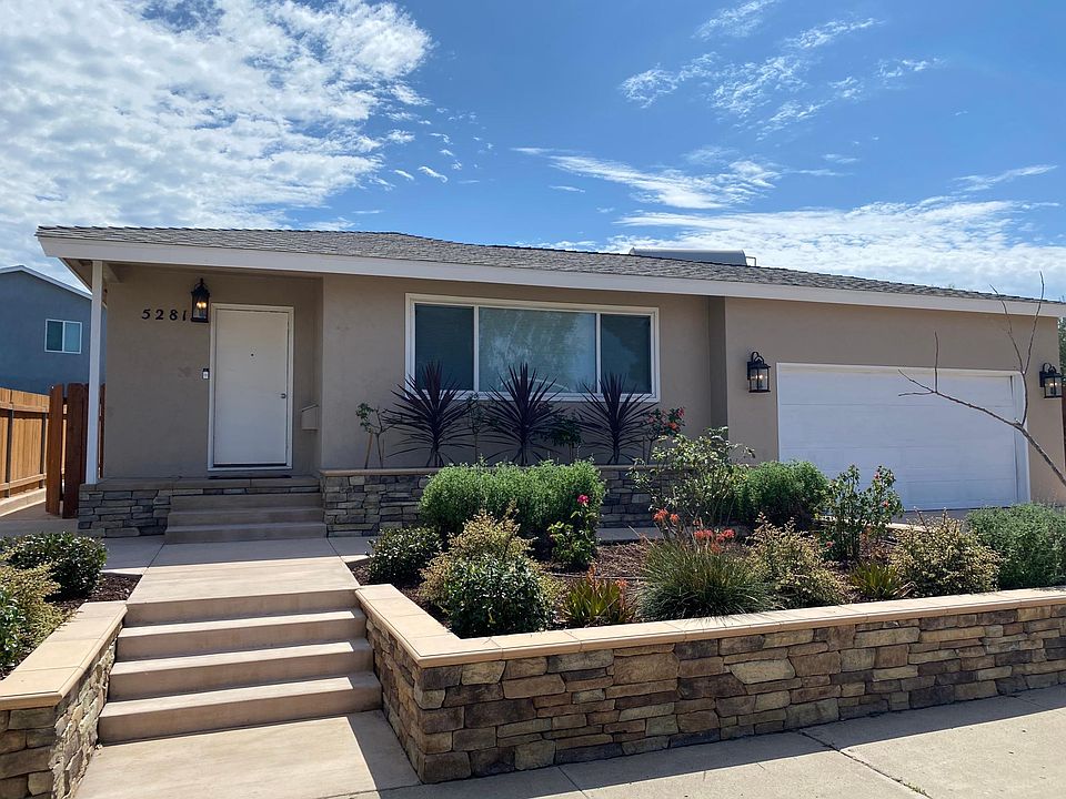 Front yard/Entry
