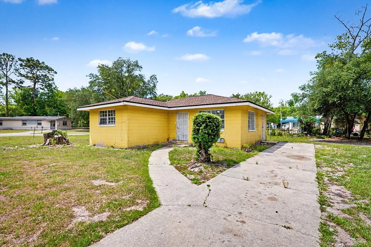 3 bed, 936 sqft, $1,565 — Photo 1