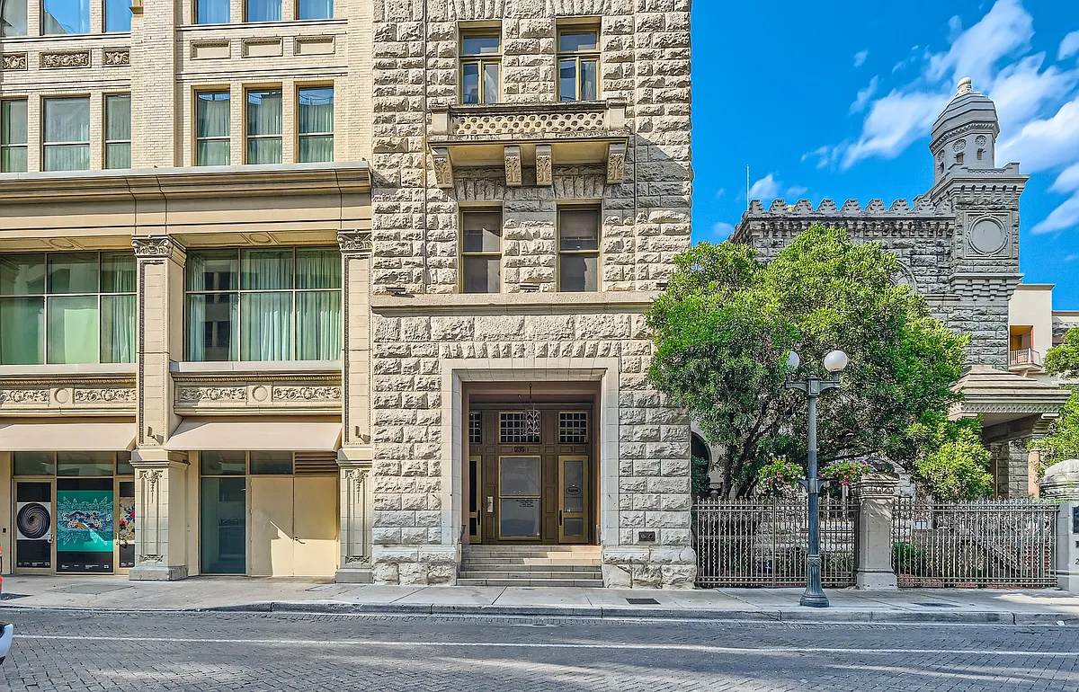 Building Photo - 235 E Commerce St #400