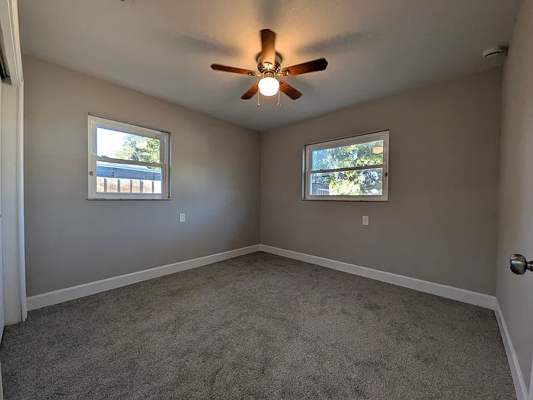 5523 Venetian Blvd NE — Photo 25