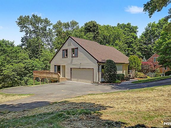 2nd image of 829 Ramapo Valley Rd