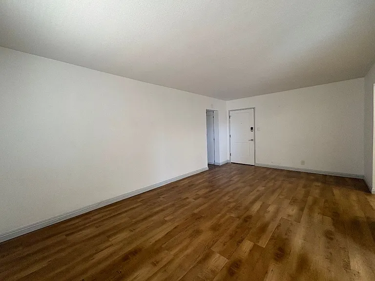 1518 E 3rd St — Photo 22