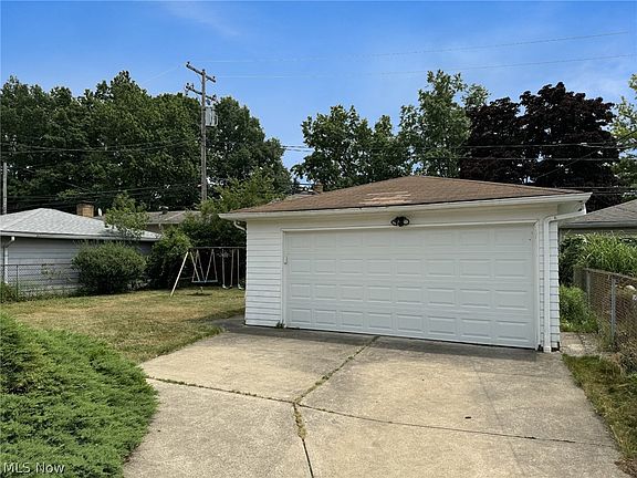 3rd image of 26432 Aaron Dr