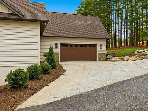 4th image of 643 Landing Dr