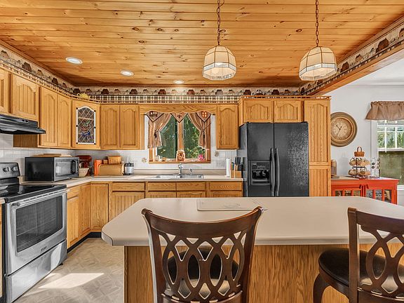 4th image of 685 Prospect Avenue